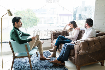 治疗师咨询办公室里抑郁的夫妇