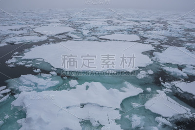 斯瓦尔巴群岛附近的北极浮冰令人惊叹的景色