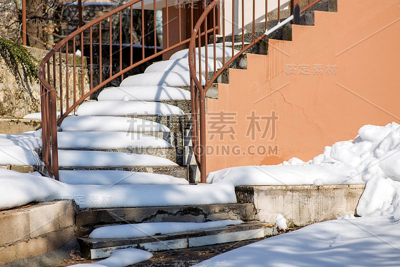 房子里积雪的楼梯很危险。