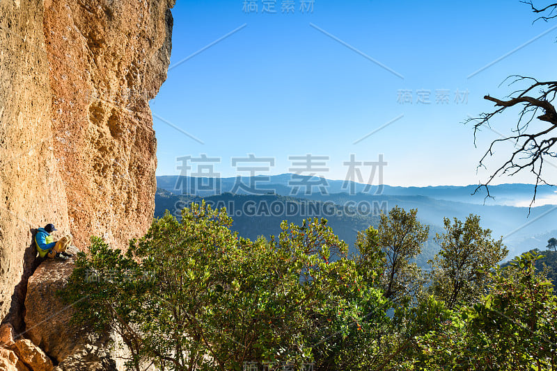 旅行者放松冥想与宁静的山的观点。旅行生活方式，远足概念，夏季假期户外。西班牙