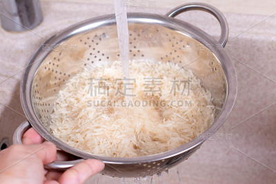 厨房水槽里漏勺里的大米