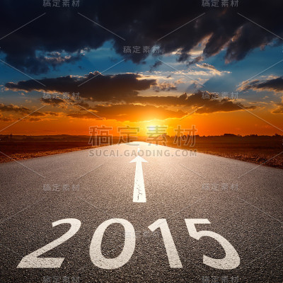 在空荡荡的柏油路上行驶，迎接即将到来的2015年