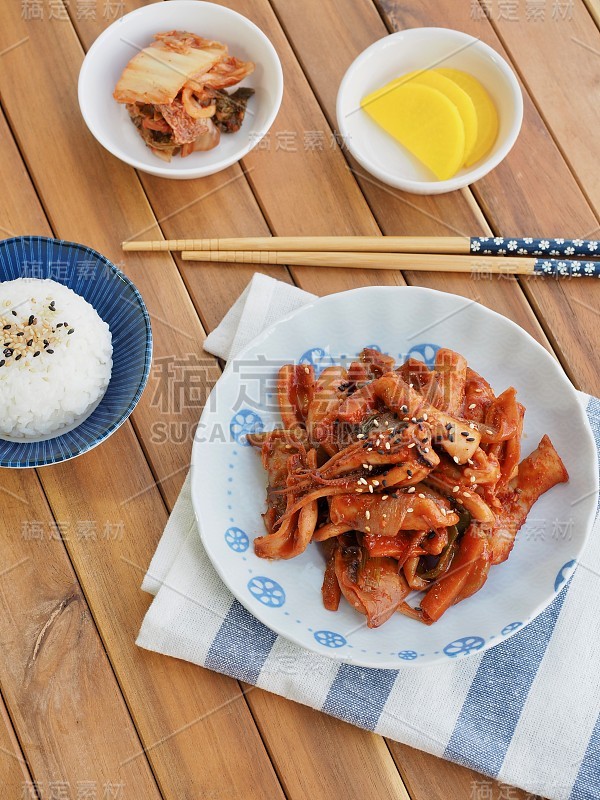 韩国食物炒鱿鱼和米饭，泡菜，辛辣食物