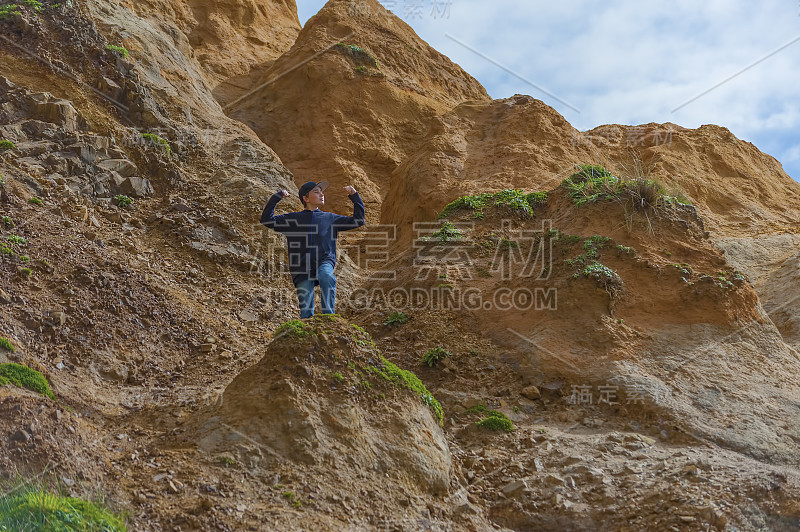 男孩在基旺达角探索砂岩