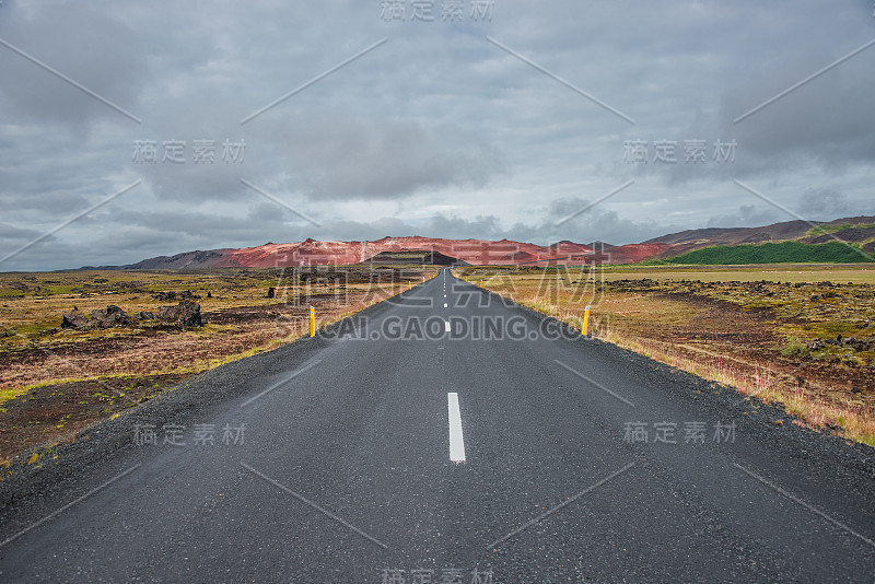 冰岛孤立的道路和山区景观