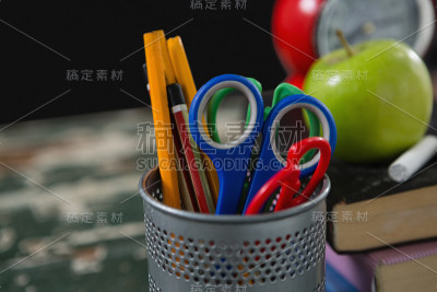 铅笔和剪刀在架子里