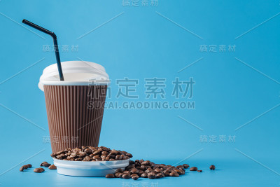 纸杯咖啡和咖啡豆