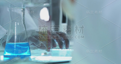 在实验室工作的人员