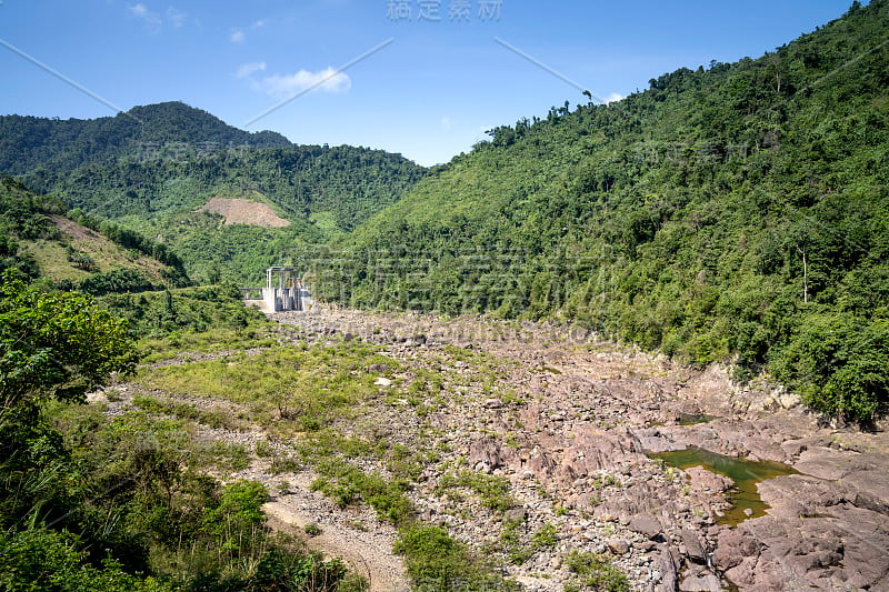 越南广治省的小水电大坝，夏天河水干涸