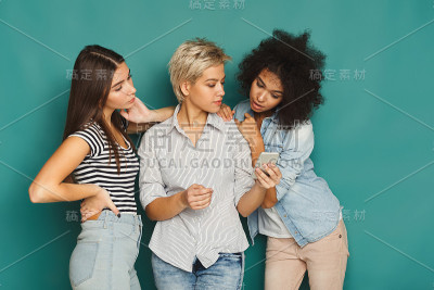 三位女性朋友在用智能手机