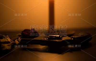 近距离枪暗色调相思概念。