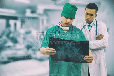 外科医生和医生在看x光片。