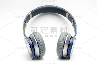 在白色背景下听音乐的现代耳机