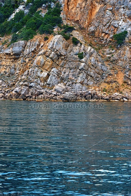 波涛汹涌的海岸和平静的大海