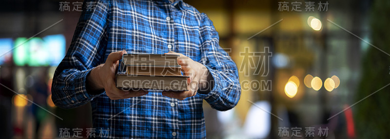 年轻人拿着书，送着书，分享知识和智慧