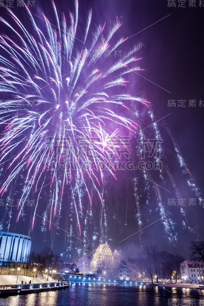 五光十色的烟花在城市的河上