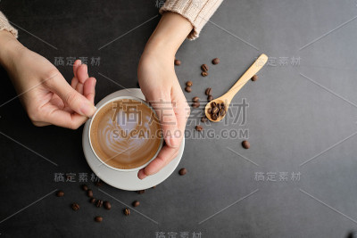 咖啡杯和豆子俯视图与copyspace。平放拿铁菜单，背景，横幅和广告。酿造咖啡饮料和现代风格。
