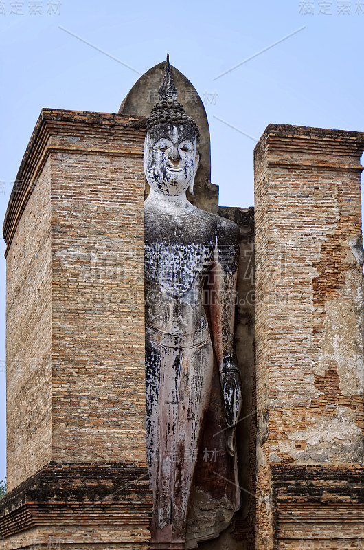 泰国古代寺庙遗址的站立佛像