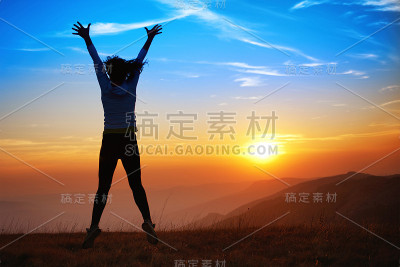 快乐跳跃的年轻女子剪影