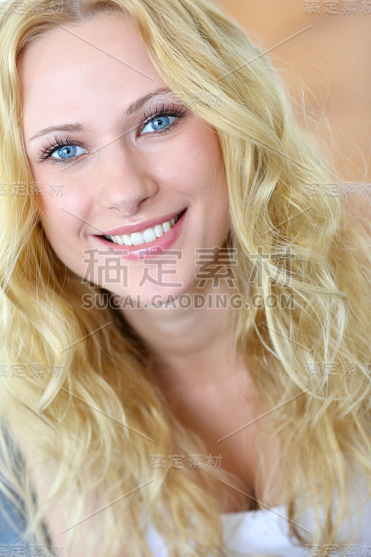 迷人的金发女人看着镜头