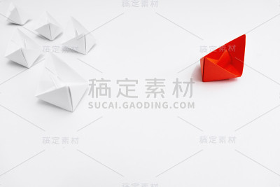 纸船概念形象。不同的方法和独特。