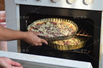 把披萨放进煤气炉里