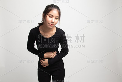一位年轻的亚洲妇女胃痛。