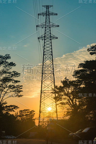 日落时高压铁塔的剪影