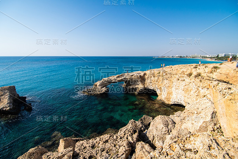 在欧洲塞浦路斯阿伊纳帕附近的天然石桥上美丽的日落。爱的桥梁。Cavo希腊。