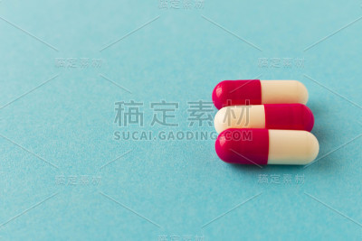 蓝色背景上的药丸。关闭了。有选择性的重点。