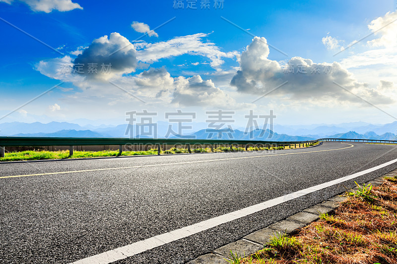 空旷的山路和美丽的云山景观。