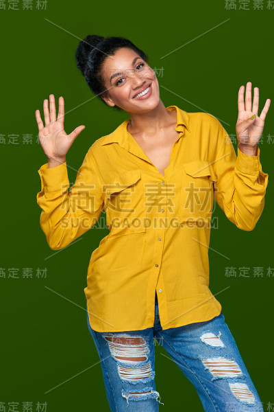 女子伸出九根手指