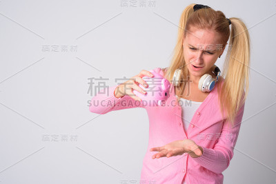 压力很大的金发女书呆子拿着空储蓄罐
