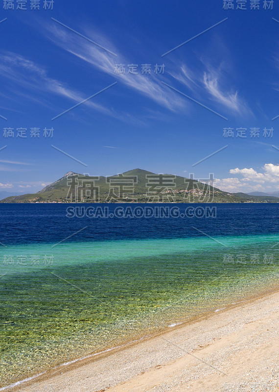 美丽的海滩希腊温泉度假村与温泉Loutra-Edipsou在埃维亚岛(Euboea)在爱琴海