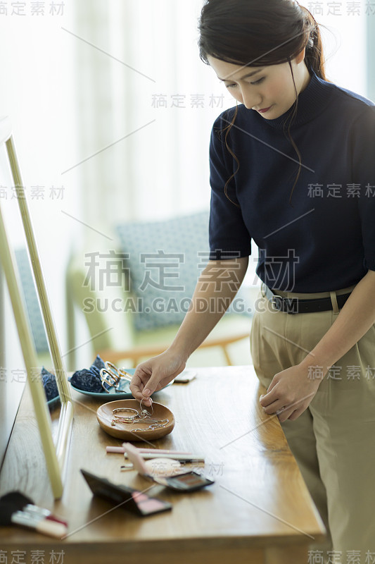 年轻女子佩戴饰物