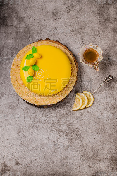 柠檬慕斯蛋糕和一杯柠檬咖啡