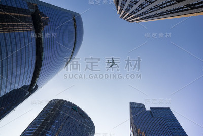 一架飞机飞过一座商业大楼
