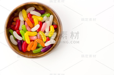 彩色的果冻豆在木制的圆碗