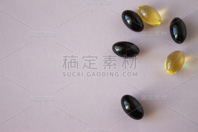 虾青素和鱼油。凝胶胶囊在白色的背景