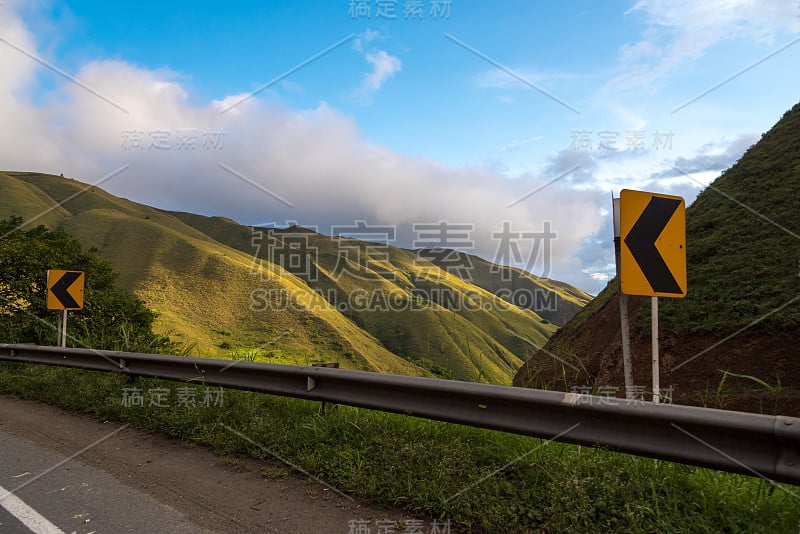 道路方向交通信号位于山的边缘。哥伦比亚。