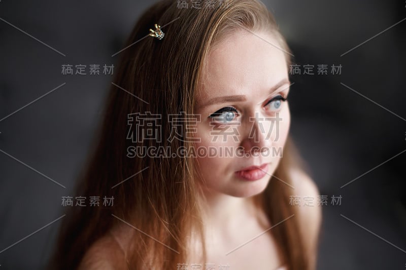 特写自然美丽体贴的女人与焦虑的面部表情