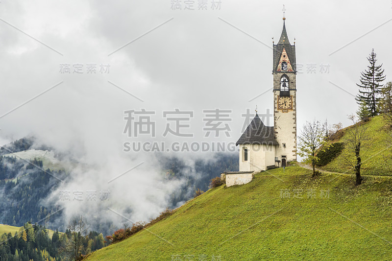 圣芭芭拉教堂在La Val - La Valle, Dolomites，意大利