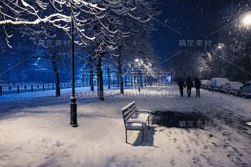 夜冬景观与城市公园长椅的小巷