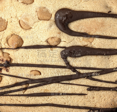 巧克力细雨淋在饼干表面