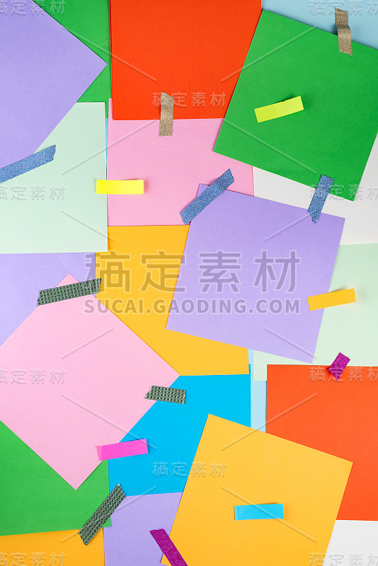 抽象纸是彩色的背景与彩色贴纸和苏格兰威士忌，创意设计的墙纸。