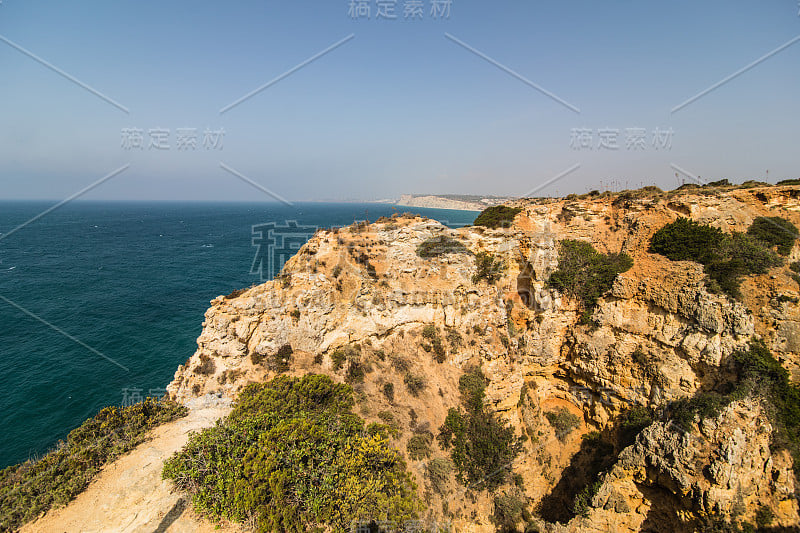 美丽的大西洋海景地平线与沙滩岩石和海浪在日出阿尔加维