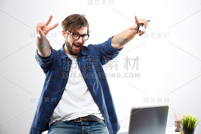 帅哥在线工作