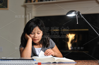 小学生在做家庭作业