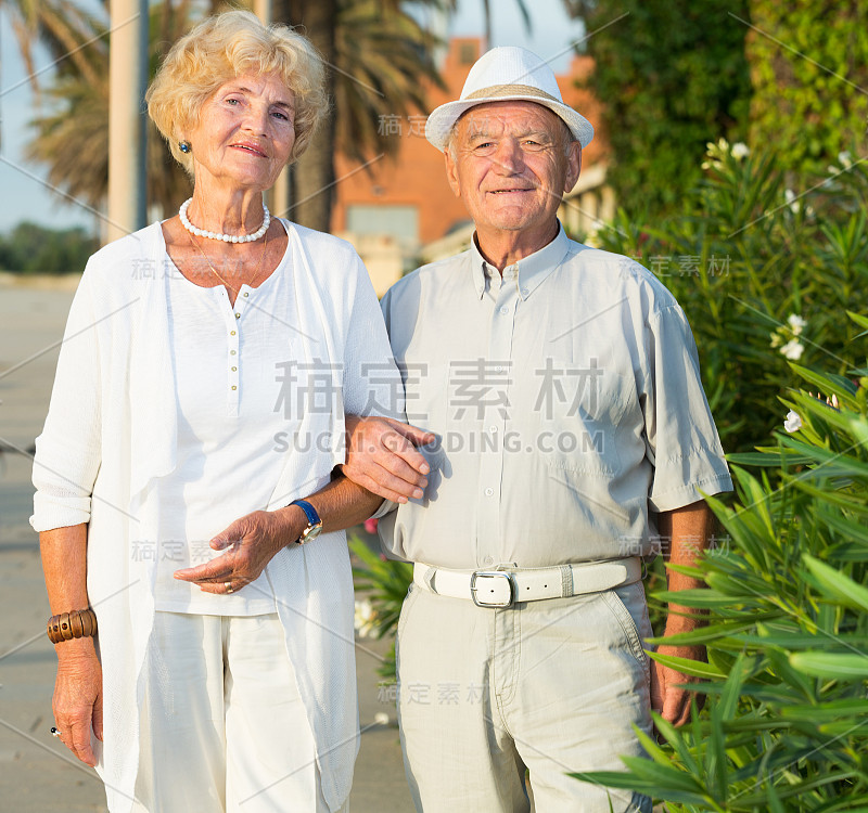 一对幸福的夫妇，戴帽子的男人和大自然的女人