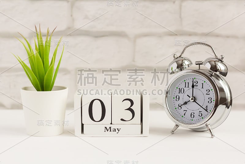 5月3日。最后一个春月的一天，日历上的白色背景。院子里的春天。一年一天的概念。